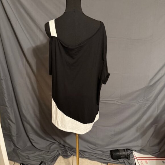NWT BLOOMCHIC One-Shoulder Blouse Size 22-24(3X) - Picture 2 of 3